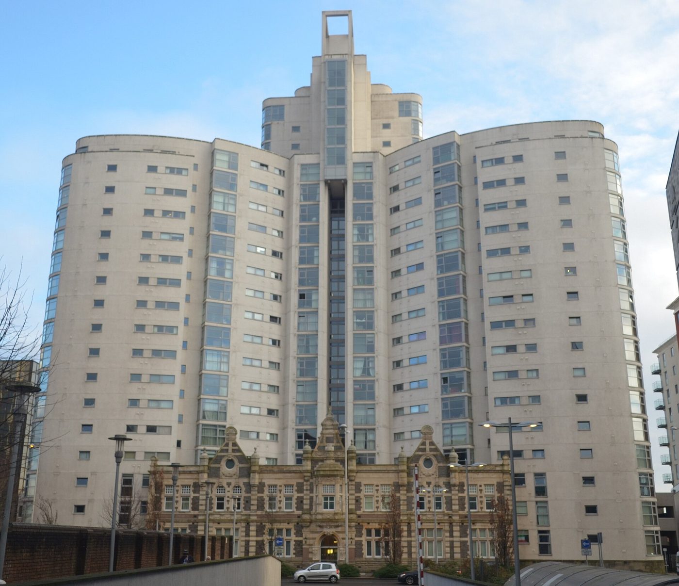 Altolusso & Bute Terrace: The full 23-storey tower from Bute Terrace with the retained Victorian facade in front of it