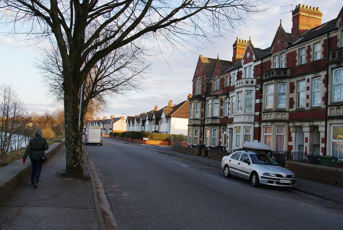 Taff Embankment: The terrace along the embankment with the river bank in front, 3,872px wide